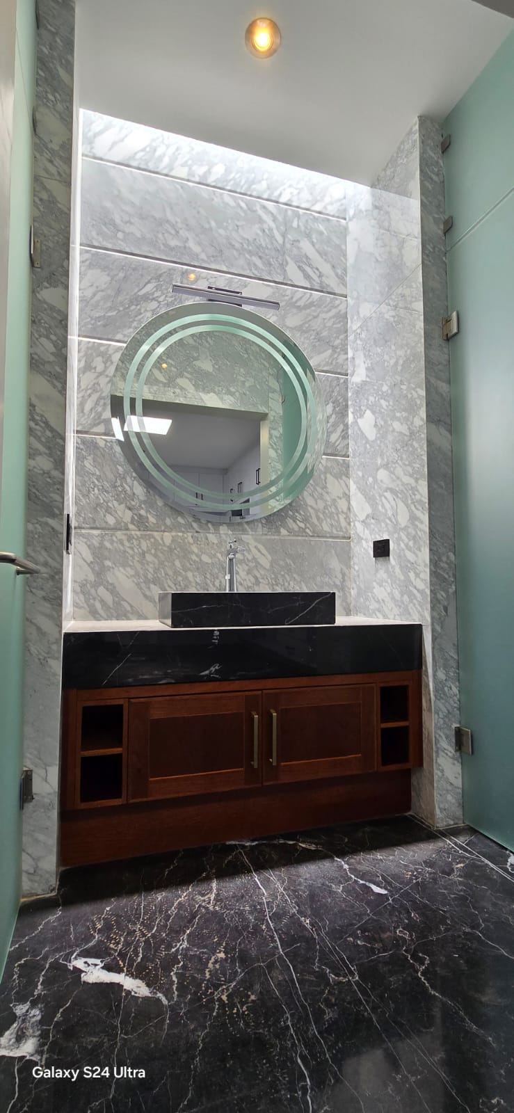 Vestidor con cubierta de piedra de alta gama por Pietra Santa